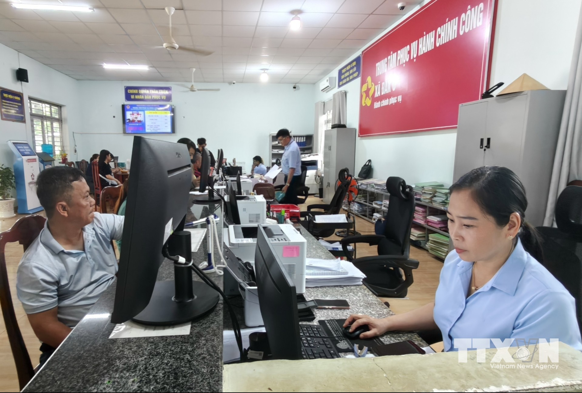 Trung tâm Phục vụ hành chính công xã Đăk Ơ đẩy mạnh chuyển đổi số, nâng cao phục vụ người dân. (Ảnh: K GỬIH/TTXVN)